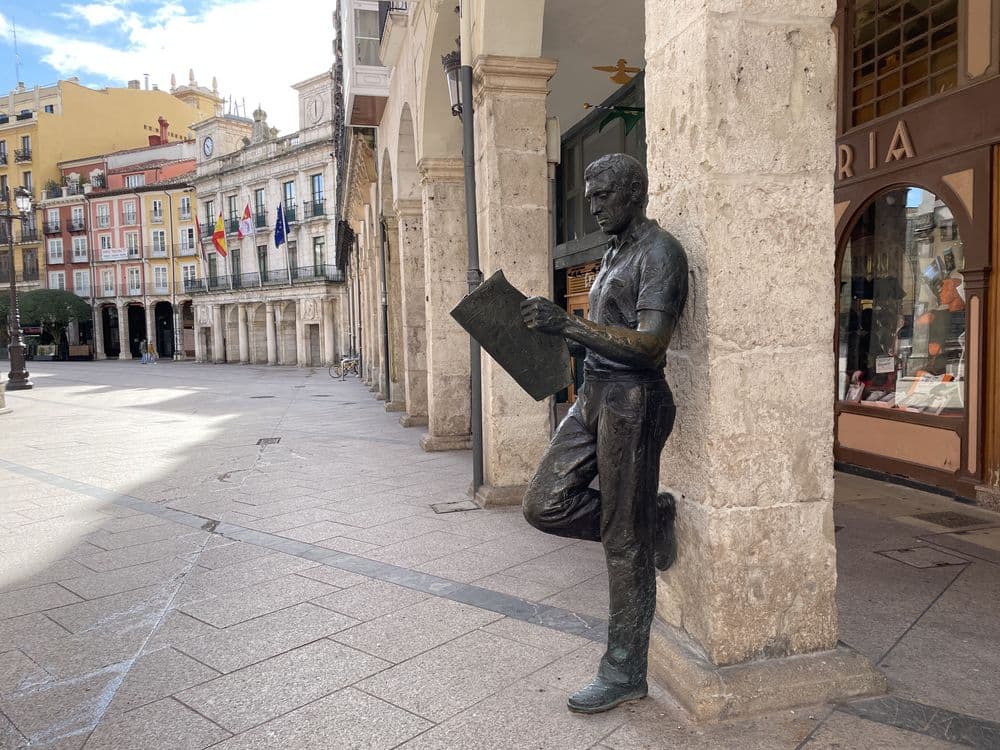 Estatua El lector de prensa