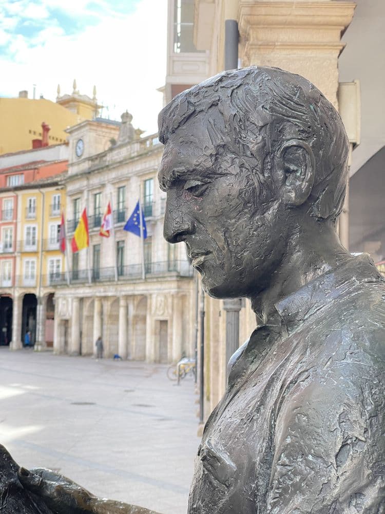 Estatua El lector de prensa