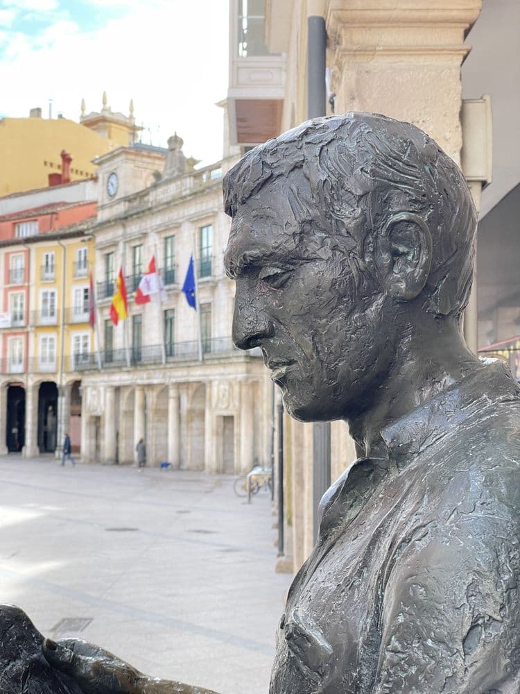 Estatua El lector de prensa
