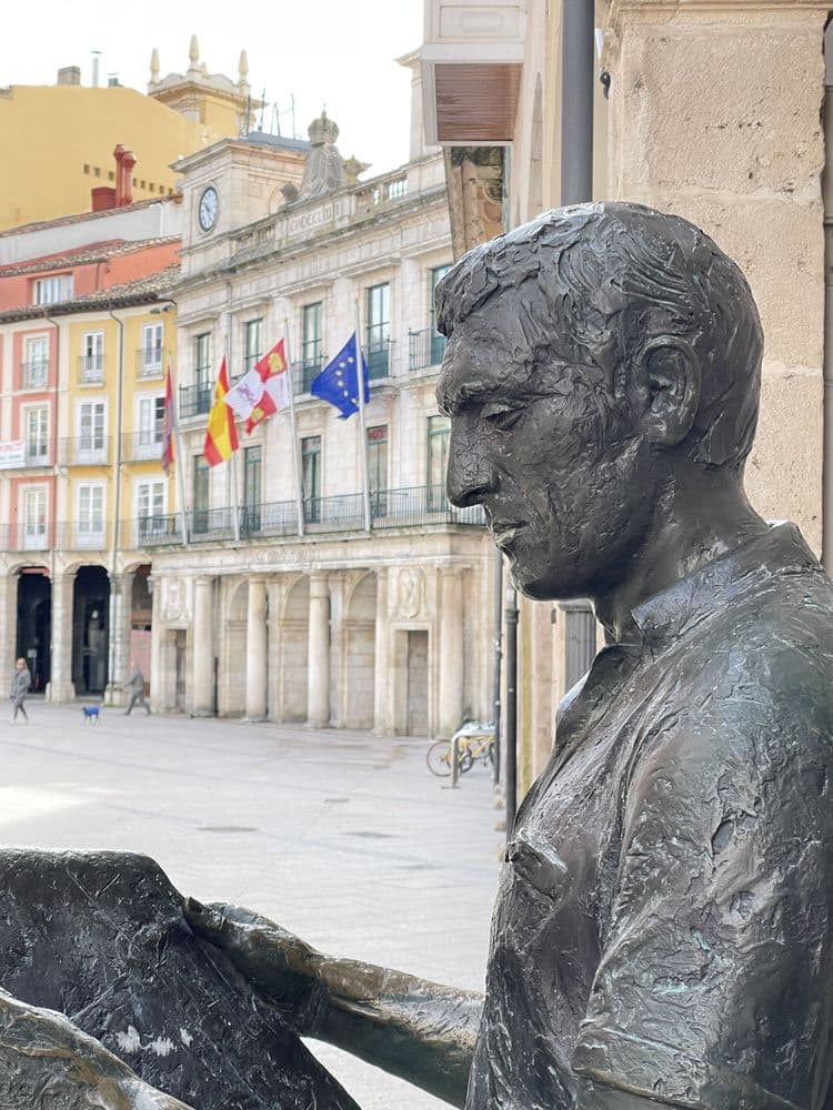 Estatua El lector de prensa