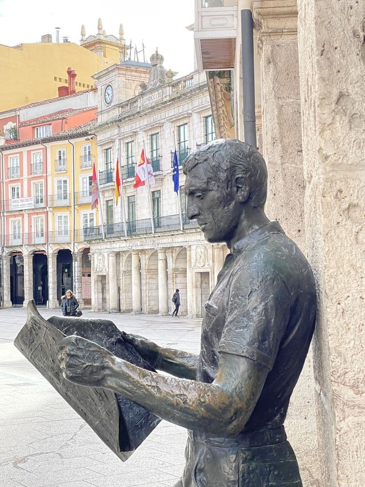 Estatua El lector de prensa