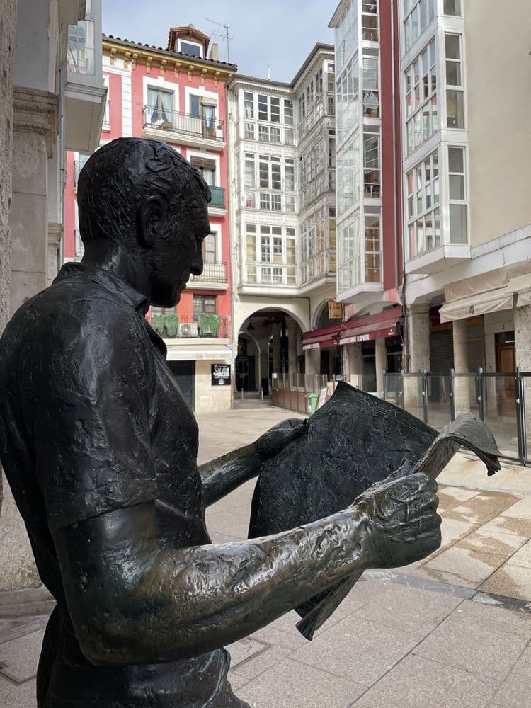 Estatua El lector de prensa