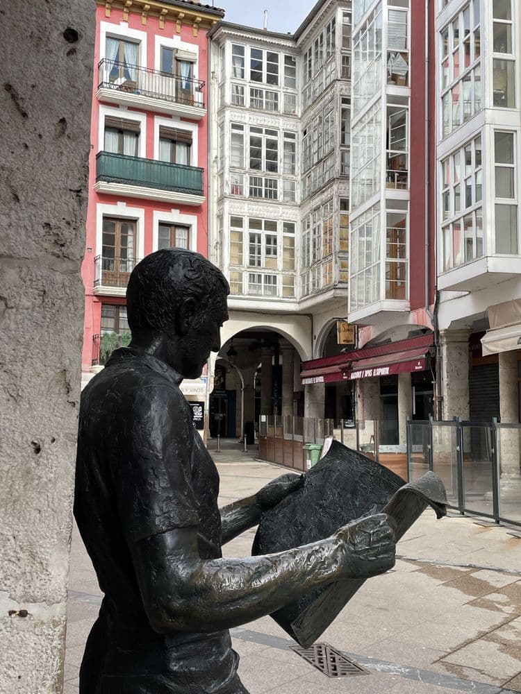 Estatua El lector de prensa