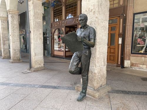 Estatua El lector de prensa