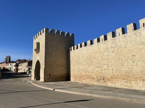 Arco y muralla