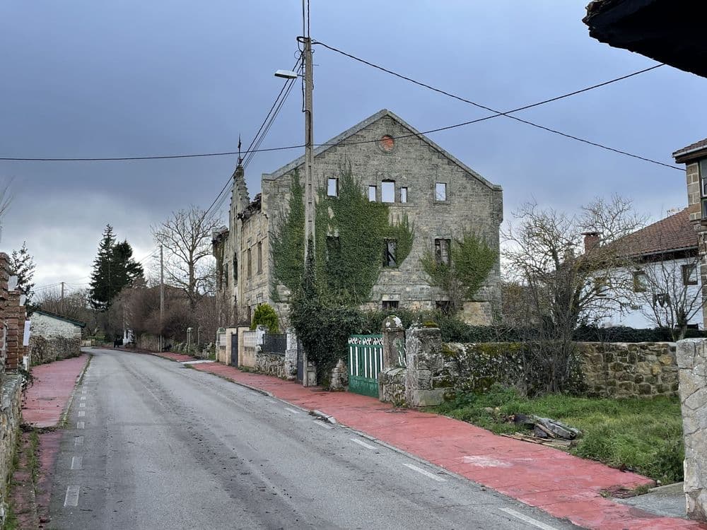 Escuelas de León de Argüeso en Arija