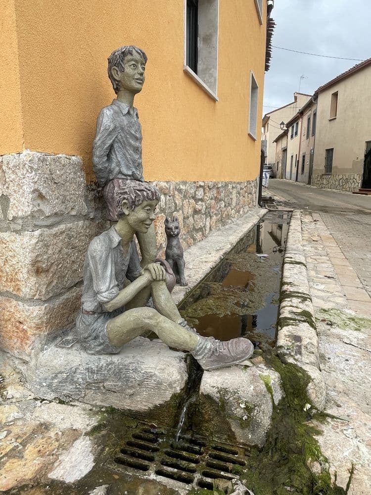 Escultura "Los niños del pilón"