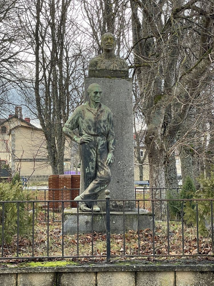 Monumento a Arseniio Brachotte y Leroy en Arija