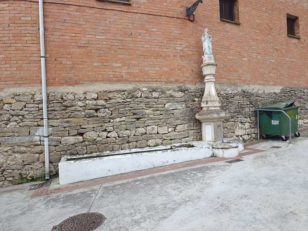 Fuente con pilón en San Millán de San Zadornil