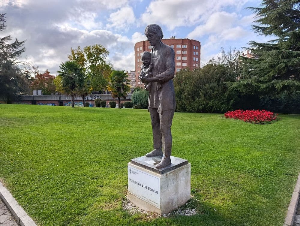 Estatua homenaje a las Abuelas