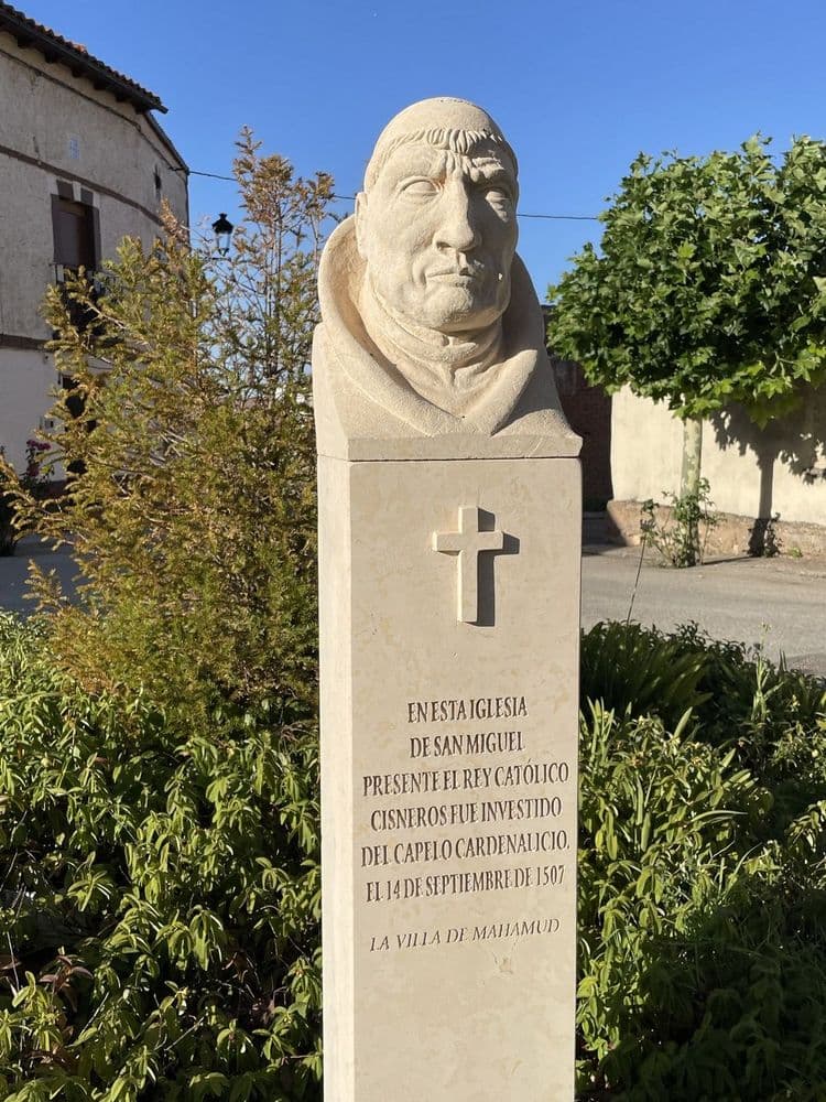 Estatua al Cardenal Cisneros