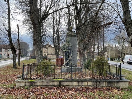 Monumento a Arseniio Brachotte y Leroy en Arija