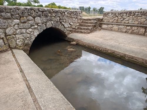 Lavadero tradicional sobre el río Ausín