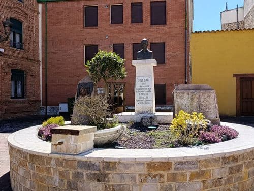 Monolito dedicado a Teófilo Ceballos